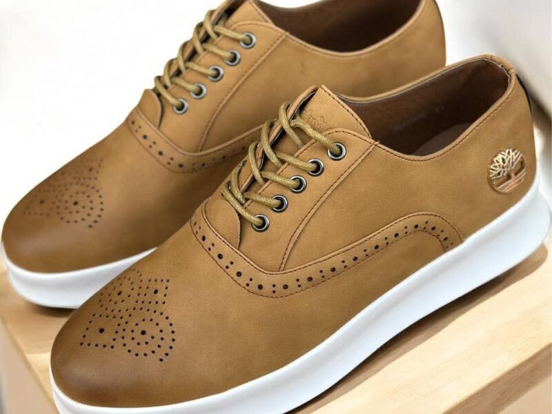 Paires de chaussures en vente