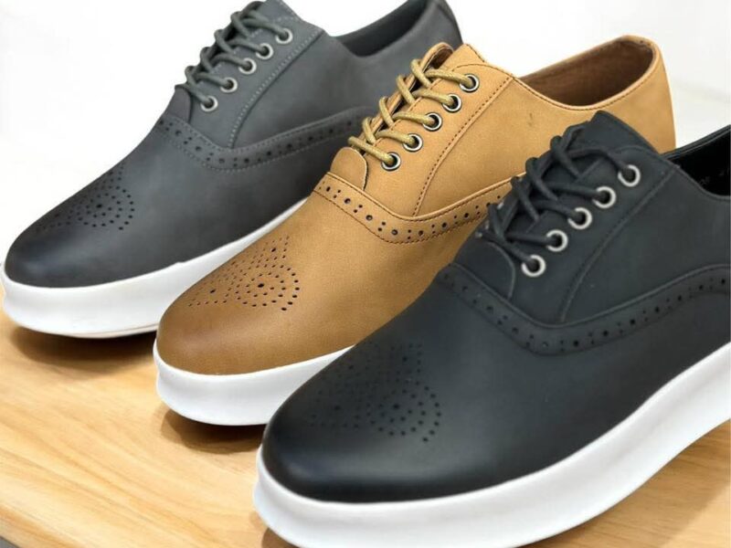 Paires de chaussures en vente